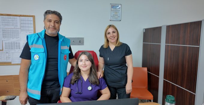 Gediz’de hemşire çiftin gurur günü: Kızları aynı hastaneye doktor olarak atandı