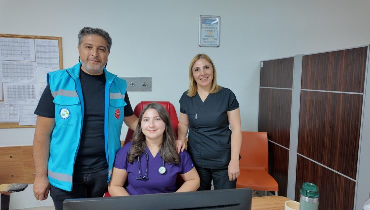 Gediz’de hemşire çiftin gurur günü: Kızları aynı hastaneye doktor olarak atandı