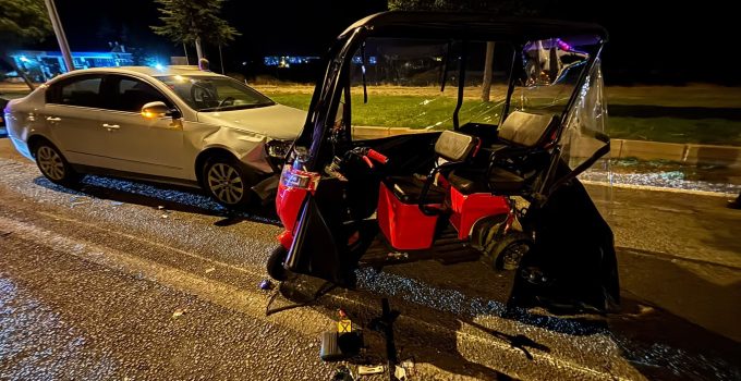 Otomobil elektrikli araca çarptı: 2 yaralı