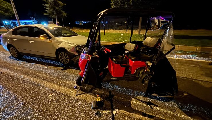 Otomobil elektrikli araca çarptı: 2 yaralı