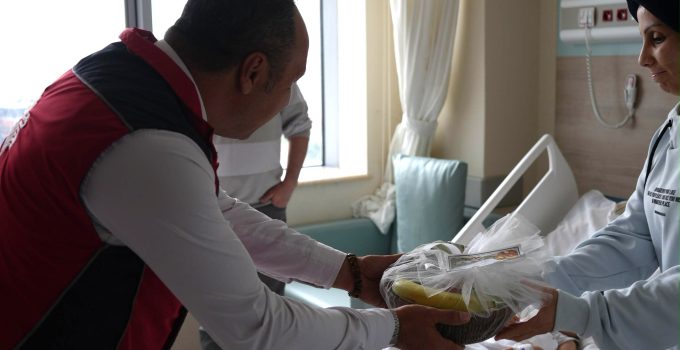 200 yıllık hayır şartı yerine getirildi, hastalara meyve ikram edildi