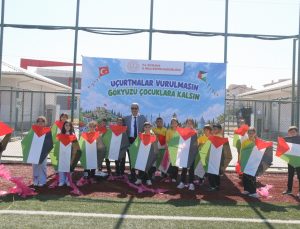 Öğrenciler uçurtmalarını Gazze’deki çocuklar için gökyüzüne bıraktı