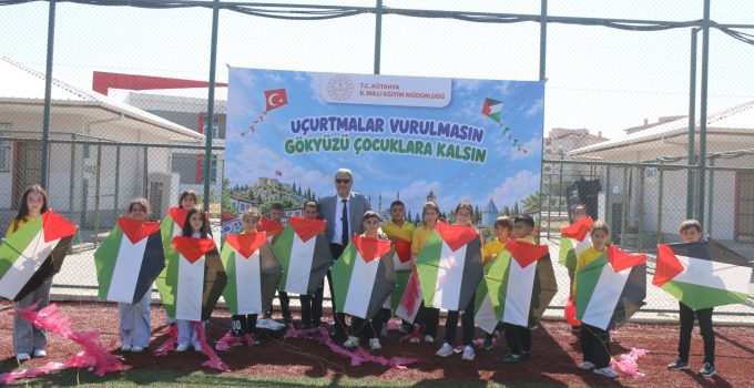 Öğrenciler uçurtmalarını Gazze’deki çocuklar için gökyüzüne bıraktı