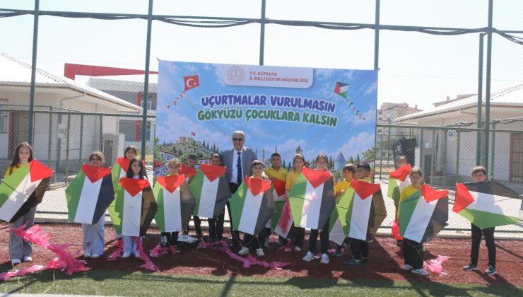Öğrenciler uçurtmalarını Gazze’deki çocuklar için gökyüzüne bıraktı