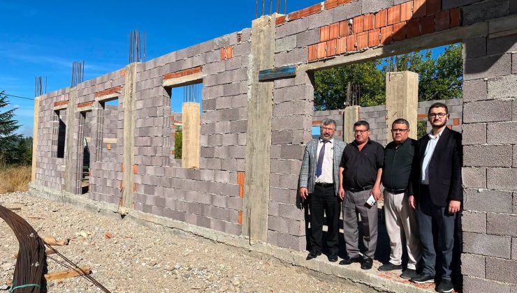 Hisarcık’ta yapımı devam eden taziye evi inşaatında inceleme