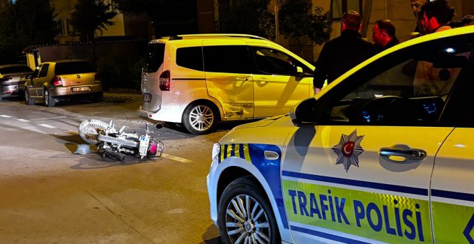 Hafif ticari araç ile çarpışan motosikletin sürücüsü yaralandı