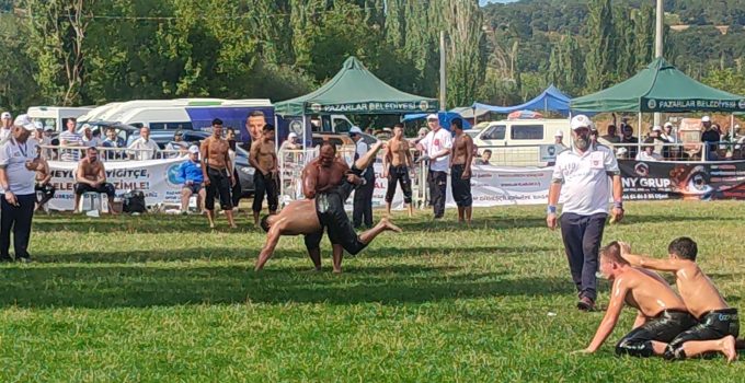 İlk kez düzenlenen Pazarlar Yağlı Güreşleri nefes kesti