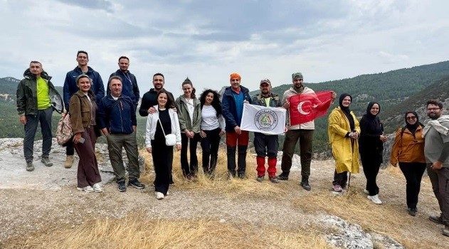 Doğa tutkunları Emet İkitaş Kanyonu’nda 15 kilometre yürüdü