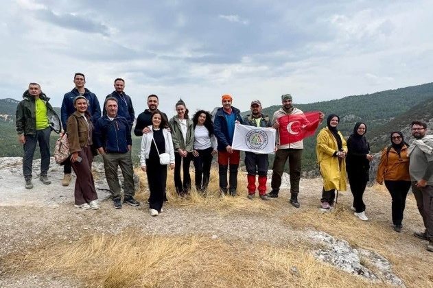 Doğa tutkunları Emet İkitaş Kanyonu’nda 15 kilometre yürüdü