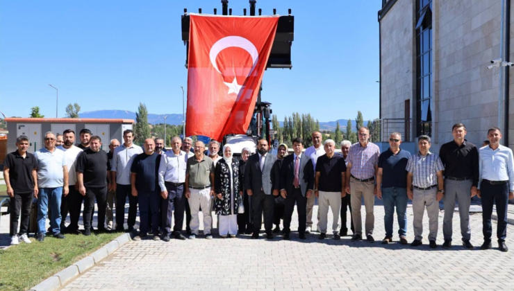 Gediz Belediyesi’nde yeni iş makinesi hizmete alındı