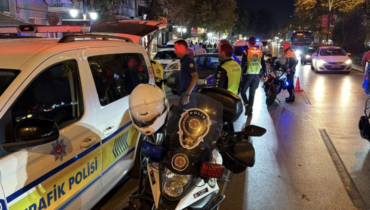 ALKOLLÜ SÜRÜCÜ CEZA KESİLİNCE ÖFKELENDİ, KENDİ ARACINA ZARAR VERDİ