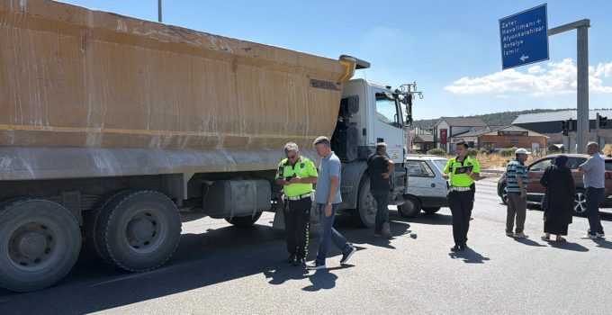 KÖR NOKTA KAZASI: KAMYON İLE OTOMOBİL ÇARPIŞTI