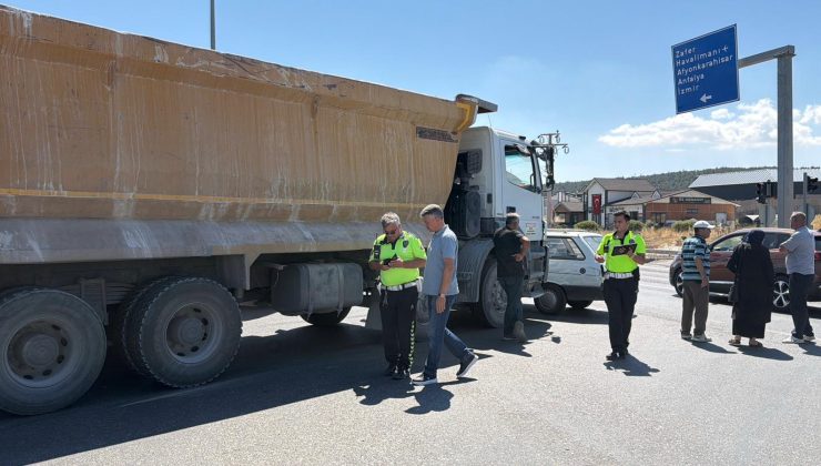 KÖR NOKTA KAZASI: KAMYON İLE OTOMOBİL ÇARPIŞTI