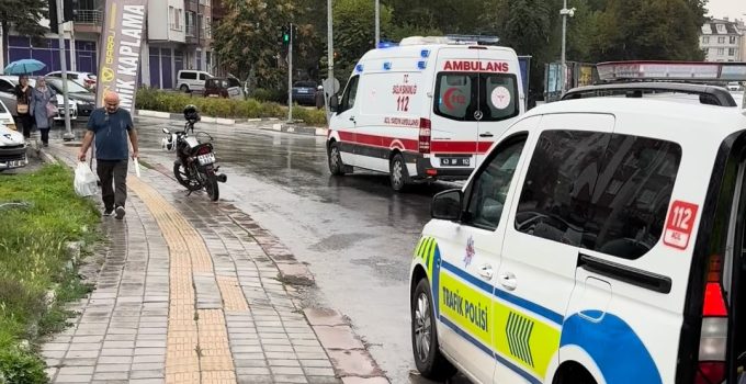 YAĞIŞ NEDENİYLE KAYGANLAŞAN YOLDA MOTOSİKLET DEVRİLDİ: 2 YARALI