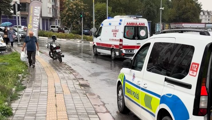YAĞIŞ NEDENİYLE KAYGANLAŞAN YOLDA MOTOSİKLET DEVRİLDİ: 2 YARALI