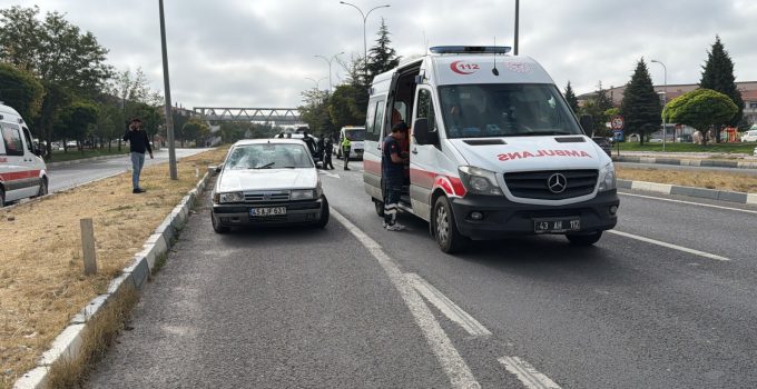 Üst geçit yerine çevre yolunu kullandılar: Otomobil çarptı, 2 yaralı