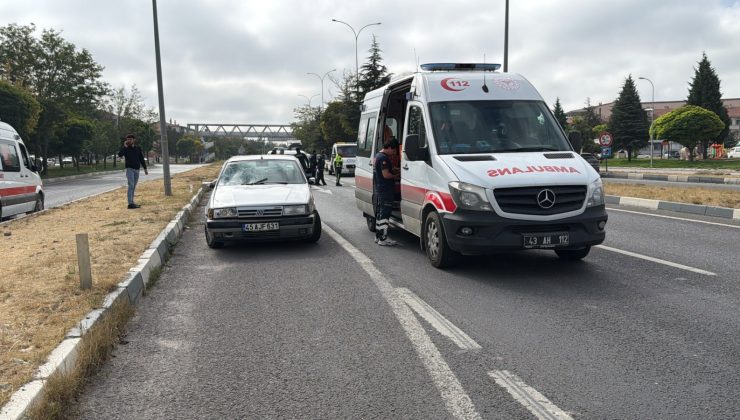 Üst geçit yerine çevre yolunu kullandılar: Otomobil çarptı, 2 yaralı