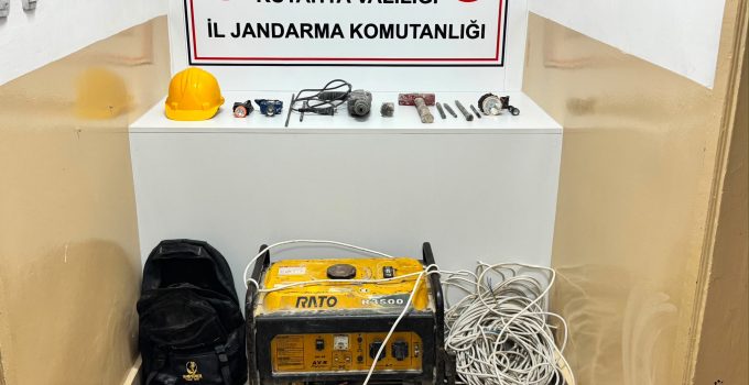 İzinsiz kazı yapan 2 kişi jandarma ekipleri tarafından yakalandı