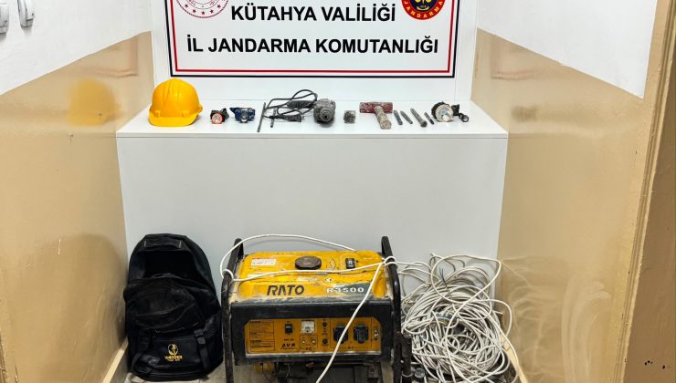 İzinsiz kazı yapan 2 kişi jandarma ekipleri tarafından yakalandı