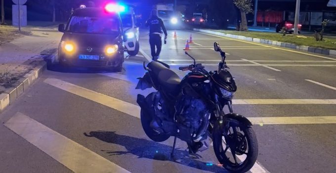 Motosiklet ile hafif ticari araç çarpıştı: 2 yaralı