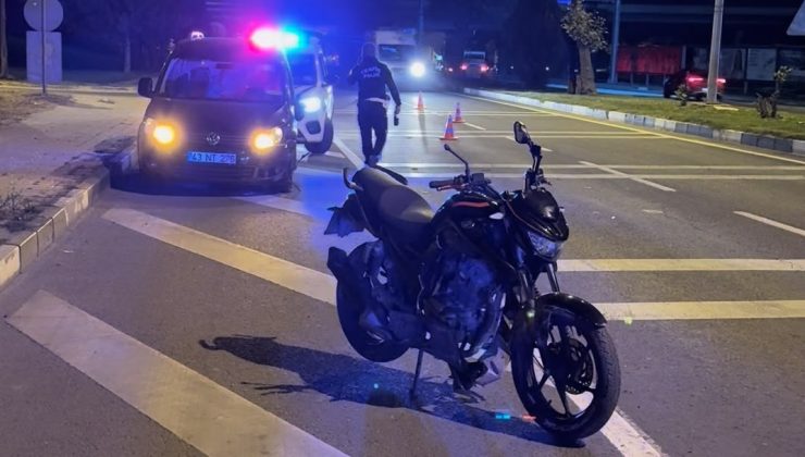 Motosiklet ile hafif ticari araç çarpıştı: 2 yaralı