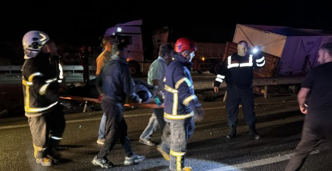 KAZALAR ARKA ARKAYA GELDİ! OTOMOBİL VE TIR BARİYERLERE ÇARPTI: 2 YARALI