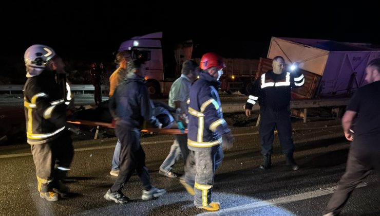 KAZALAR ARKA ARKAYA GELDİ! OTOMOBİL VE TIR BARİYERLERE ÇARPTI: 2 YARALI