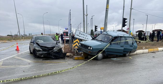 Kavşakta feci kaza: 2 ölü, 8 yaralı