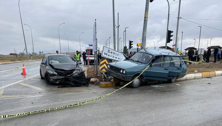Kavşakta feci kaza: 2 ölü, 8 yaralı