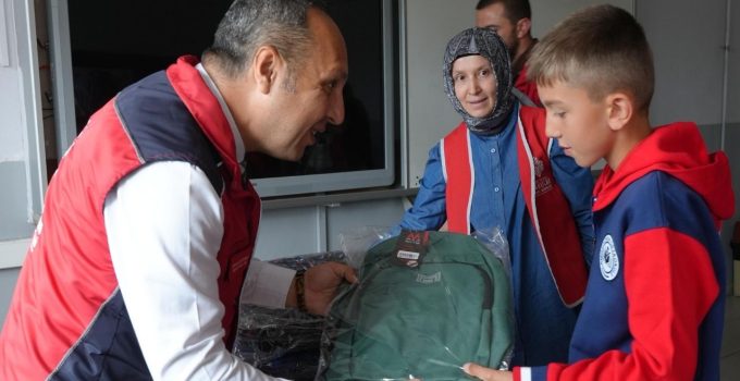 Hayır şartı kapsamında köy okulundaki öğrencilere kırtasiye desteği