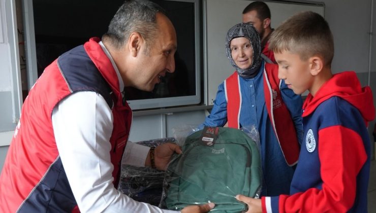 Hayır şartı kapsamında köy okulundaki öğrencilere kırtasiye desteği