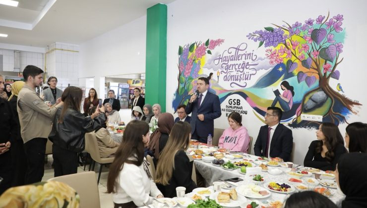 Vali Işın öğrencilerle kahvaltıda buluştu, geleceğe dair tavsiyeler verdi