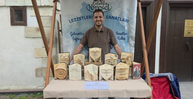 Kullanılmaz durumdaki kitapları sanat eserine dönüştürüyor