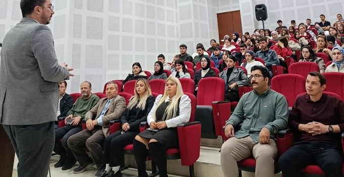 Emet MYO’da öğrencilere üniversite hayatına uyum eğitimi
