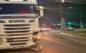 TIR ile otomobil çarpıştı, kaza kameraya yansıdı