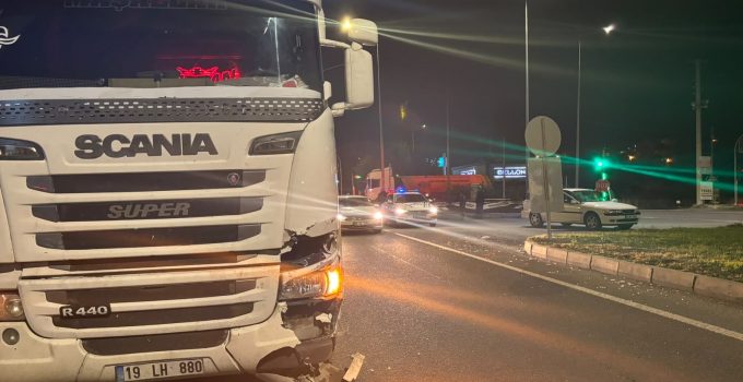 TIR ile otomobil çarpıştı, kaza kameraya yansıdı