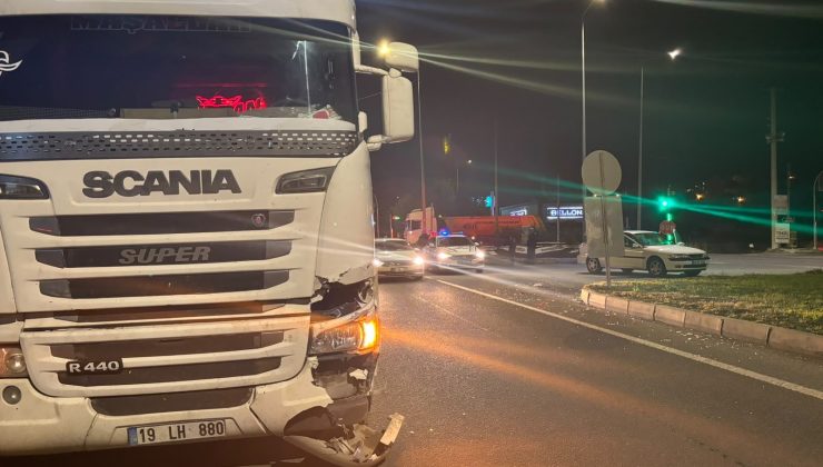 TIR ile otomobil çarpıştı, kaza kameraya yansıdı