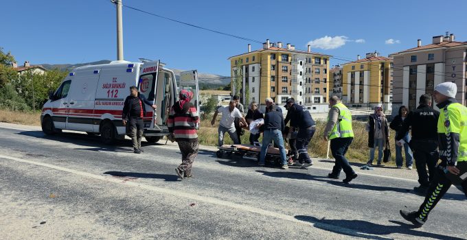 Otomobil ile motosiklet çarpıştı: 1 ölü, 2 yaralı