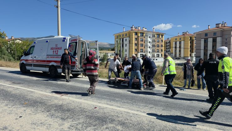 Otomobil ile motosiklet çarpıştı: 1 ölü, 2 yaralı