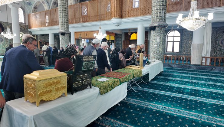 Vatandaşlardan kutsal emanetlere büyük ilgi