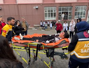 Lise öğrencilerinden gerçeğini aratmayan deprem tatbikatı