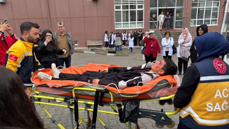 Lise öğrencilerinden gerçeğini aratmayan deprem tatbikatı