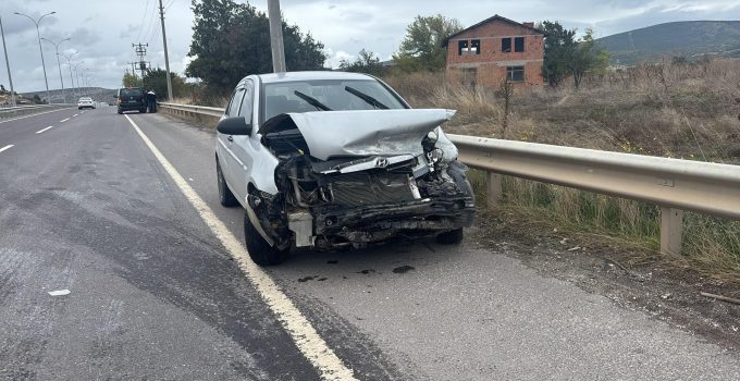 Otomobil bariyerlere çarptı: Sürücü yaralandı