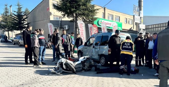 Otomobil ile motosiklet çarpıştı: 1’i ağır 2 yaralı