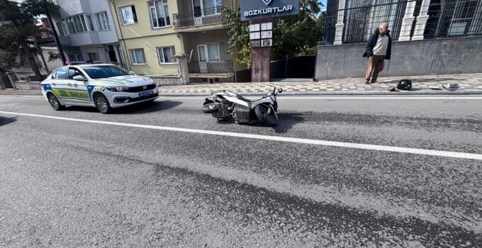 Kontrolden çıkan motosiklet iki araca çarptı: 2 yaralı