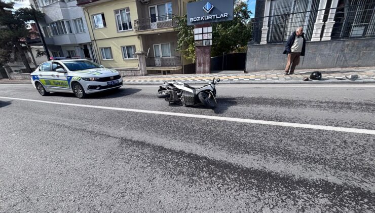 Kontrolden çıkan motosiklet iki araca çarptı: 2 yaralı
