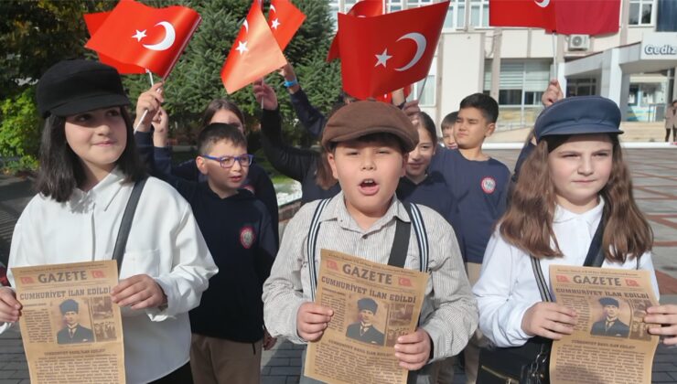Minikler Cumhuriyet’in ilanını yeniden yaşattı: “Yazıyor, yazıyor; Cumhuriyet’in ilanı yazıyor”