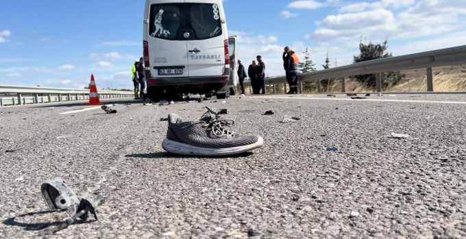Minibüs ile motosiklet çarpıştı: 23 yaşındaki sürücü hayatını kaybetti