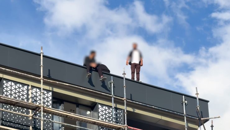 Ücretlerini alamadıklarını iddia eden işçiler çatıya çıktı