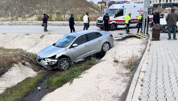 Çarpışan iki otomobilden biri su kanalına düştü: 2 yaralı